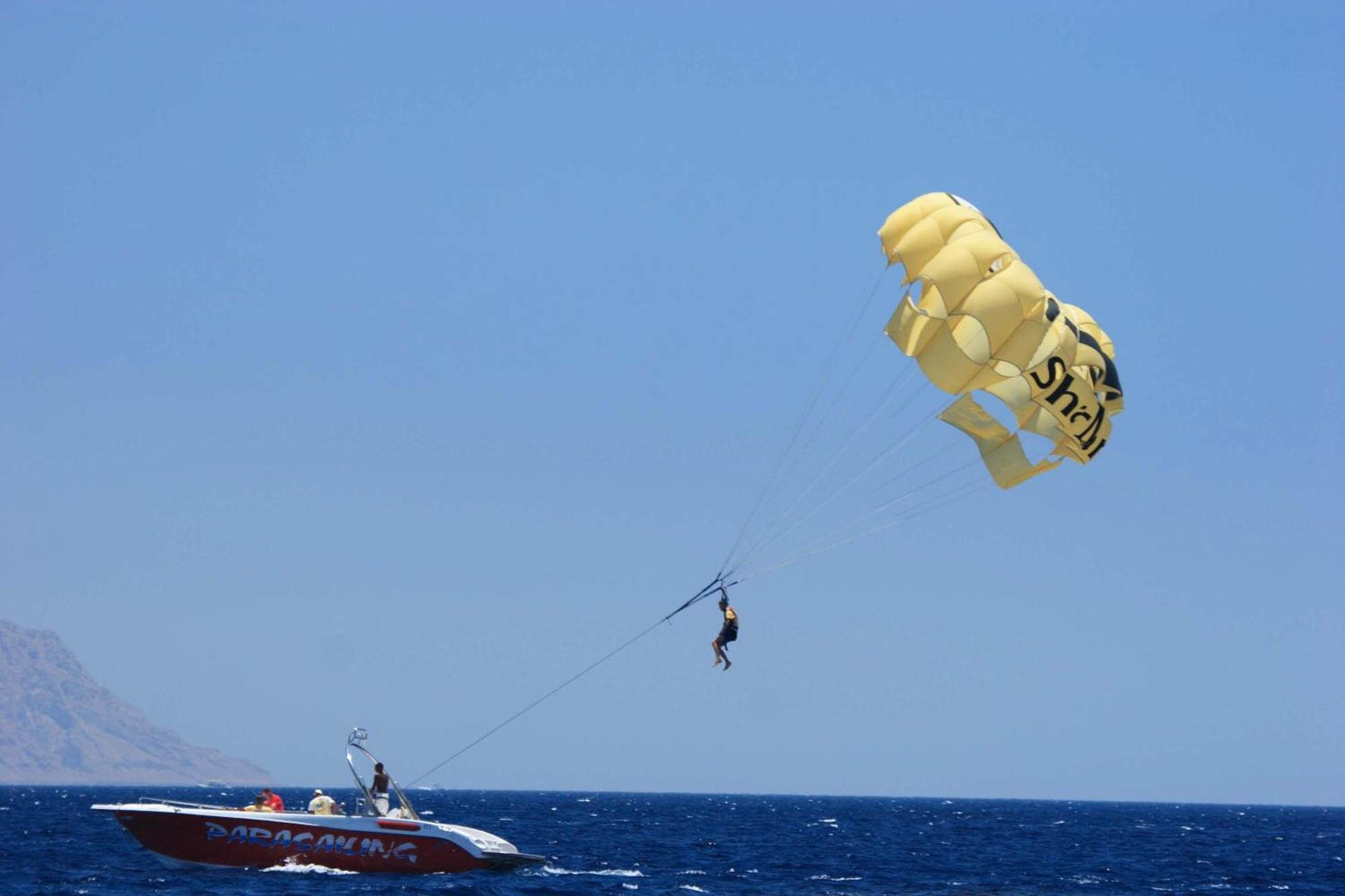 술탄 가든 리조트 샤름 엘 셰이크 외부 사진 Parasailing in Crete, Greece
