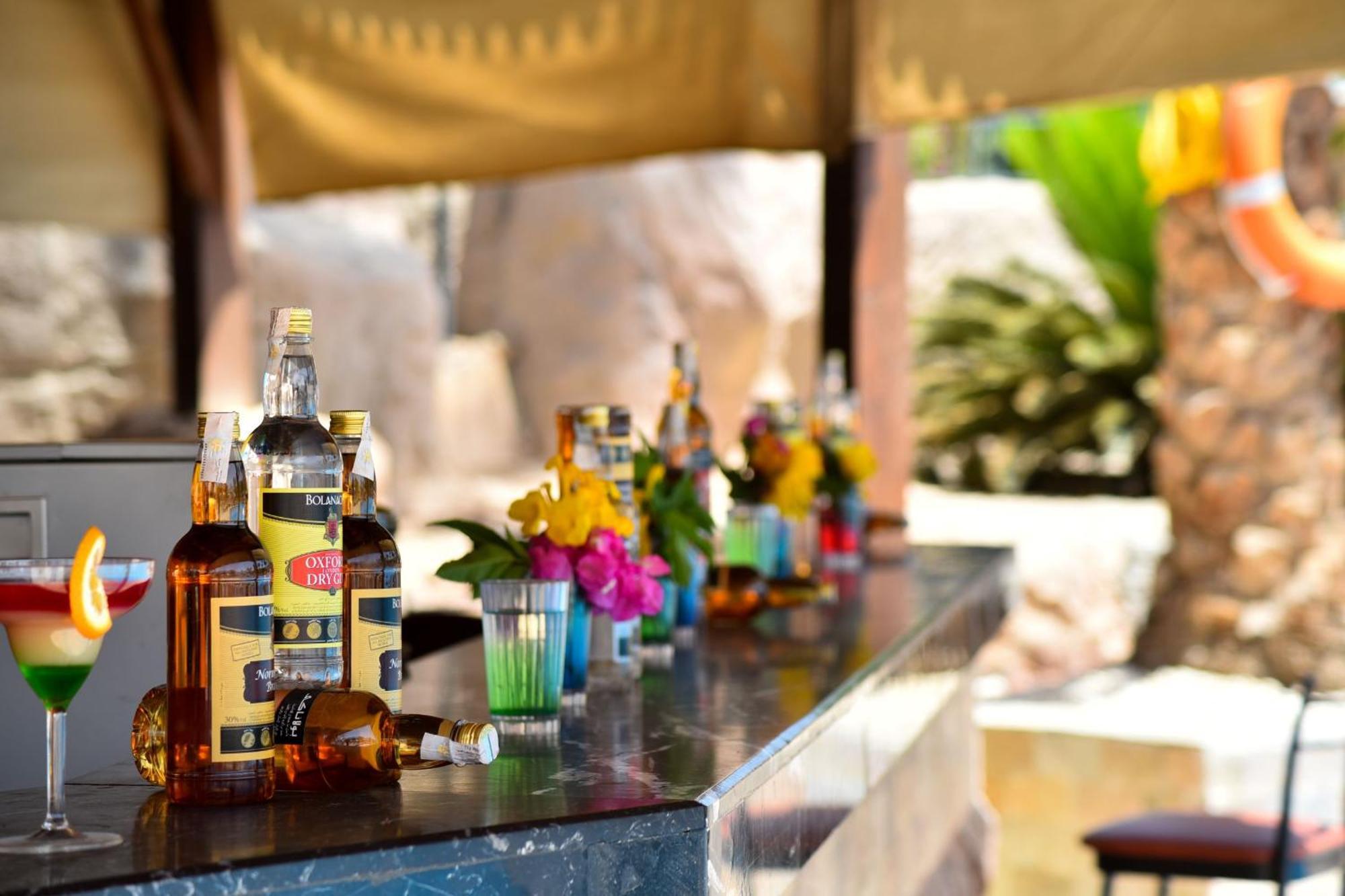술탄 가든 리조트 샤름 엘 셰이크 외부 사진 A bar at a resort